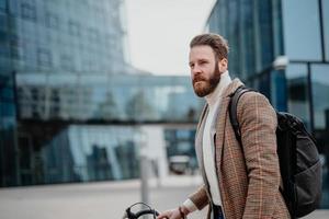 Porträt eines Geschäftsmannes mit Fahrrad zur Arbeit. Lage des Geschäftszentrums. Öko-Transport foto