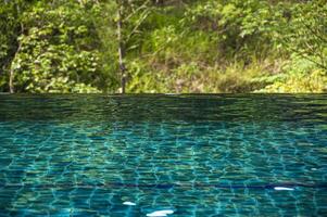 Blick auf die Schwimmumfrage mit wunderschönem Naturhintergrund. foto