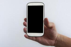 Hand, die weißes Smartphone lokalisiert auf weißem Hintergrund hält. Raumkonzept kopieren foto