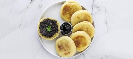 hausgemachte Harcha-Grießbrot-Pfannkuchen mit Olivenpüree foto