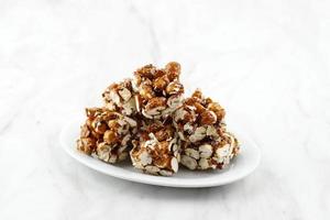 brondong jagung oder bororndong, javanesischer traditioneller snack, süßes popcorn mit klebrigem palmzucker. foto