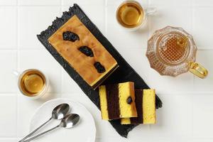 Lapis Surabaya oder Surabaya-Schichtkuchen ist ein dreischichtiger Eigelb-Biskuitkuchen mit Erdbeermarmelade dazwischen foto