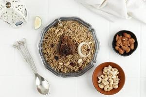 Hammelfleisch Biryani Hühnchen Biryani würzig indisch Malabar Biryani Hyderabadi Biryani, Dum Biriyani Pulao Tontopf Kerala Indien Sri Lanka Pakistan Basmatireis gemischtes Reisgericht Fleisch Curry Ramadan Kareem foto