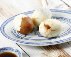 hart gekochte chinesische marmorierte Teeeier, Vintage-Effekt foto