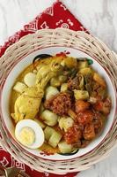 lontong cap go meh, indonesischer lontong syaur mit chinesischem peranakan-einfluss. foto