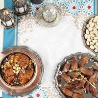 ramadan lebaran eid al fitr snack dessert, oum ali, datteln obst, pistazien und tee foto