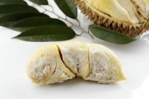 saisonaler durian könig der früchte montong thailand, reifer durian. leckere Durian, die geschält wurde foto