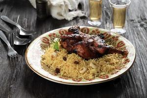 Chicken Kabsa oder Chicken Biryani auf Holzhintergrund foto