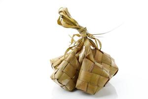 beliebtes malaysisches traditionelles ramadan-essen, ketupat-reis oder ketupat-palas. Lieblingsessen zum Fastenbrechen foto