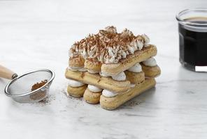 nacktes, ungebackenes Tiramisu auf weißem Tisch foto