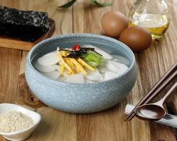 tteokguk koreanische reiskuchenriegelsuppe für seollal neujahr foto