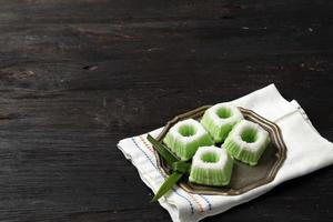 Kue Putu Ayu, indonesischer traditioneller Jajan Pasar aus gedämpftem Mehl und Kokosraspeln. foto