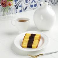 Mini Spiku Lapis Surabaya, dreischichtiger Kuchen aus Surabaya, Indonesien. foto