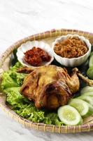 Ayam Ingkung Goreng oder Bakakak Hayam, frittiertes ganzes Huhn