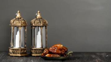 Laterne und Datteln auf Holztisch. ramadan kareem feiertagsfeierkonzept