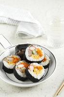 hausgemachte koreanische Reisrolle oder Kimbap mit Gemüse und Krabbenstäbchen foto