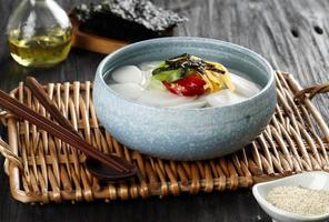 Tteokguk oder geschnittene Reiskuchensuppe, traditionelles koreanisches Gericht, das während der Feier des koreanischen Neujahrs gegessen wird foto