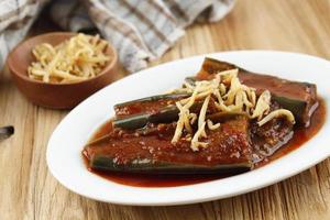 Terong Balado, gebratene Auberginen, serviert mit Tomaten- und Chilipaste foto