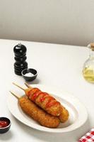 Corndog mit Tomatensauce foto