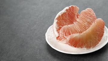 Pomelo-Frucht auf dem Teller. Grapefruit, Jeruk Bali oder Bali Pampelmuse. große orangen in indonesien sind als bali-orangen oder jeruk bali bekannt. foto