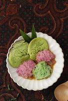 Pethulo, Srabi und Putu Mayang, serviert mit Kokosmilch-Palmzuckersirup, traditionelles indonesisches Dessert aus Ost-Java. foto