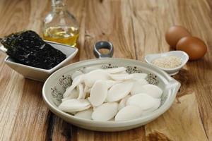 koreanisches traditionelles essen. was isst man im neuen jahr. tteok-guk. Zutaten für Reiskuchensuppe. foto