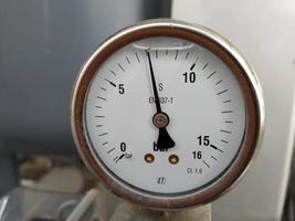 Manometer-Werkzeugausrüstung, Messwasserdruck in Industriemaschinen. foto