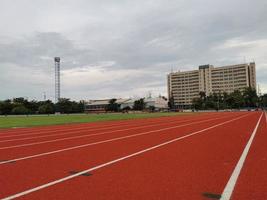 Sport-Laufbahnen und -Feld foto