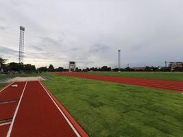 Sport-Laufbahnen und -Feld foto