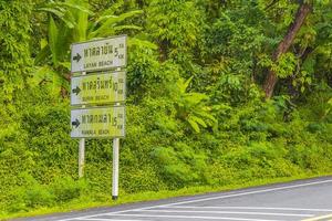 willkommen in layan surin kamala beach verkehrszeichen phuket thailand. foto