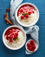 Reispudding. französisches milchreisdessert mit himbeeren, blaubeeren, marmelade. Ansicht von oben, vertikal foto