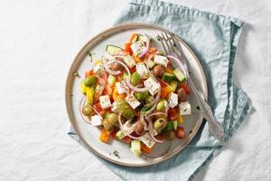 griechischer dorfsalat horiatiki mit feta-käse und gemüse, vegetarisches mediterranes essen foto