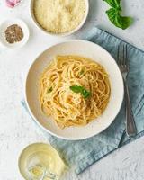 Cacio e Pepe-Nudeln. Spaghetti mit Parmesankäse und Pfeffer. foto