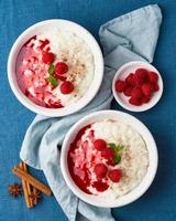 Reispudding. Französisches Milchreisdessert mit Himbeeren, Heidelbeeren. Ansicht von oben, vertikal foto