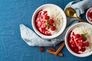 Reispudding. Französisches Milchreisdessert mit Himbeeren, Heidelbeeren. Draufsicht, Kopierbereich foto