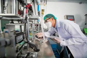 fortschrittliches medizinisches Wissenschaftslabor, medizinischer Wissenschaftler, der in der Herstellung medizinischer Gesichtsmasken arbeitet. foto