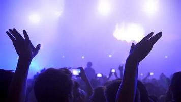 Silhouette Konzert vor der Bühne foto