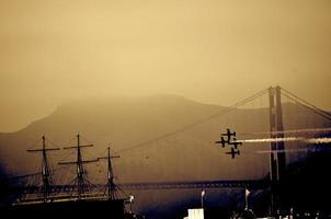 San Francisco, Kalifornien, 2009 - Golden Gate Bridge mit Jet und Schiff foto