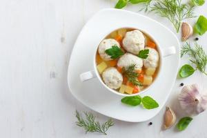 Suppe mit Hühnerfleischbällchen und Gemüse