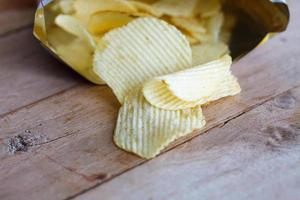 offene Tüte mit Kartoffelchips foto