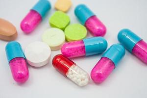 farbige Pillen, Tabletten und Kapseln auf weißem Hintergrund foto