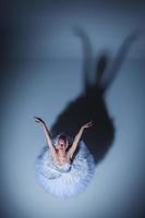 Porträt der Ballerina im Ballett tatu auf blauem Hintergrund
