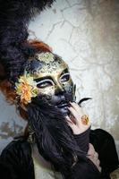 rothaarige Dame in Maske
