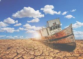 Boote auf einem öden Land. ein Schiff auf einem zerbrochenen Land. das Konzept der Dürre, der globalen Erwärmung und der Umwelt. foto