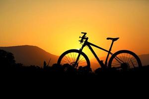 Mountainbike-Silhouette in einer wunderschönen Aussicht. Rad- und Abenteuerkonzept foto