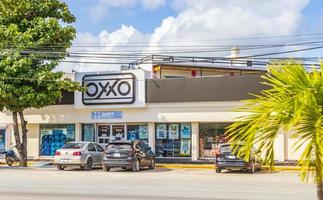 tulum quintana roo mexiko 02. februar 2022 typische bunte straße straßenverkehr autos palmen von tulum mexiko. foto