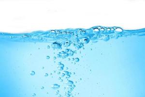 blaues Oberflächenwasser und Luftblase isoliert auf weißem Hintergrund