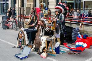 Mailand, Italien, 2008. als amerikanische Indianer verkleidete Straßenmusiker foto