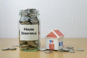 Geld sparen für die Hausratversicherung in der Glasflasche foto
