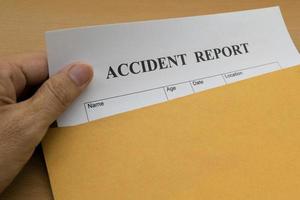 Unfallberichtsformular auf braunem Umschlag foto